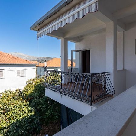 Cozy 1-Bedroom Apartment Near The Center Of Trogir Exteriör bild