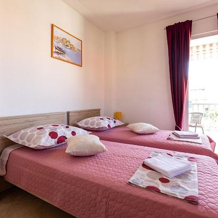 Cozy 1-Bedroom Apartment Near The Center Of Trogir Exteriör bild