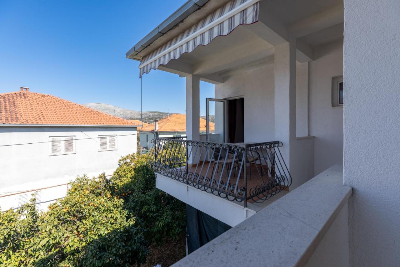 Cozy 1-Bedroom Apartment Near The Center Of Trogir Exteriör bild