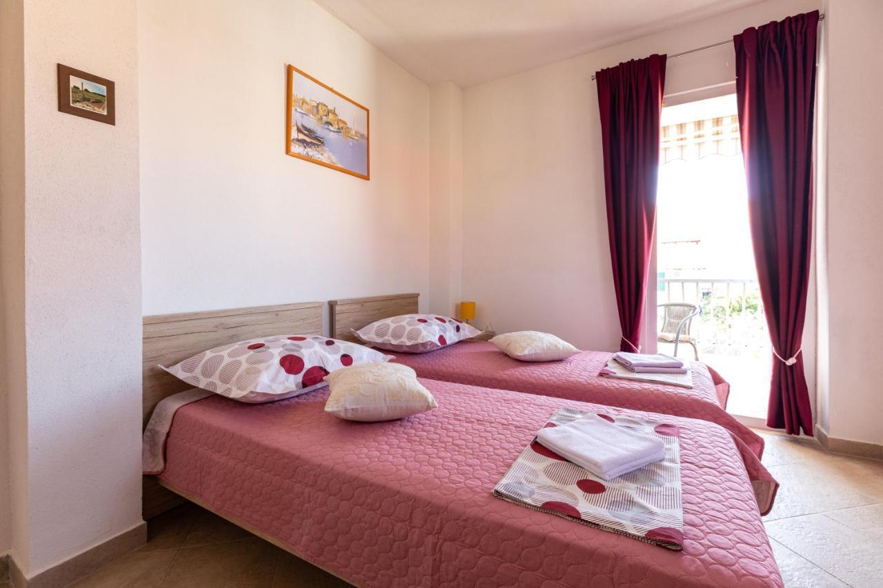 Cozy 1-Bedroom Apartment Near The Center Of Trogir Exteriör bild