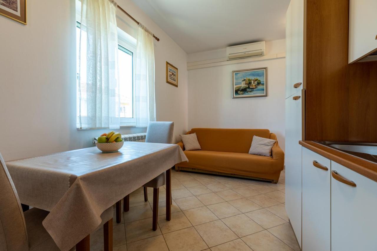 Cozy 1-Bedroom Apartment Near The Center Of Trogir Exteriör bild