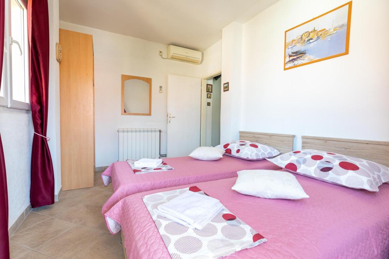 Cozy 1-Bedroom Apartment Near The Center Of Trogir Exteriör bild