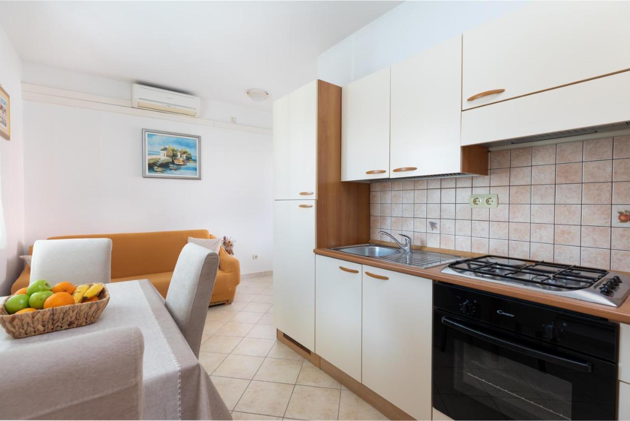 Cozy 1-Bedroom Apartment Near The Center Of Trogir Exteriör bild