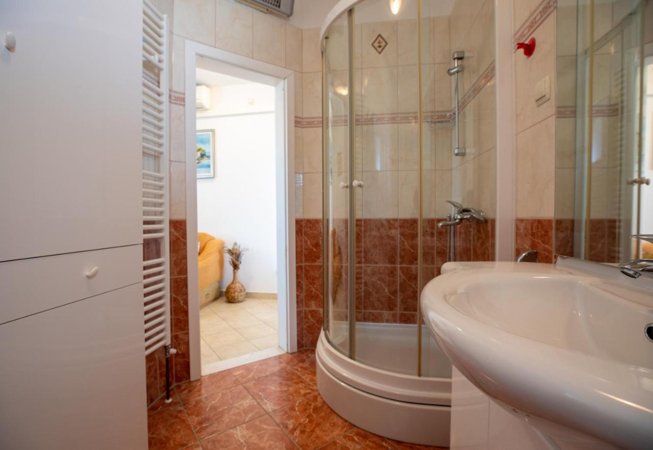 Cozy 1-Bedroom Apartment Near The Center Of Trogir Exteriör bild