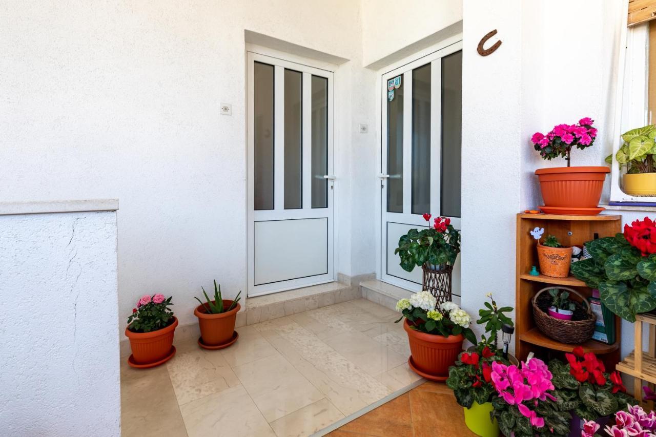 Cozy 1-Bedroom Apartment Near The Center Of Trogir Exteriör bild