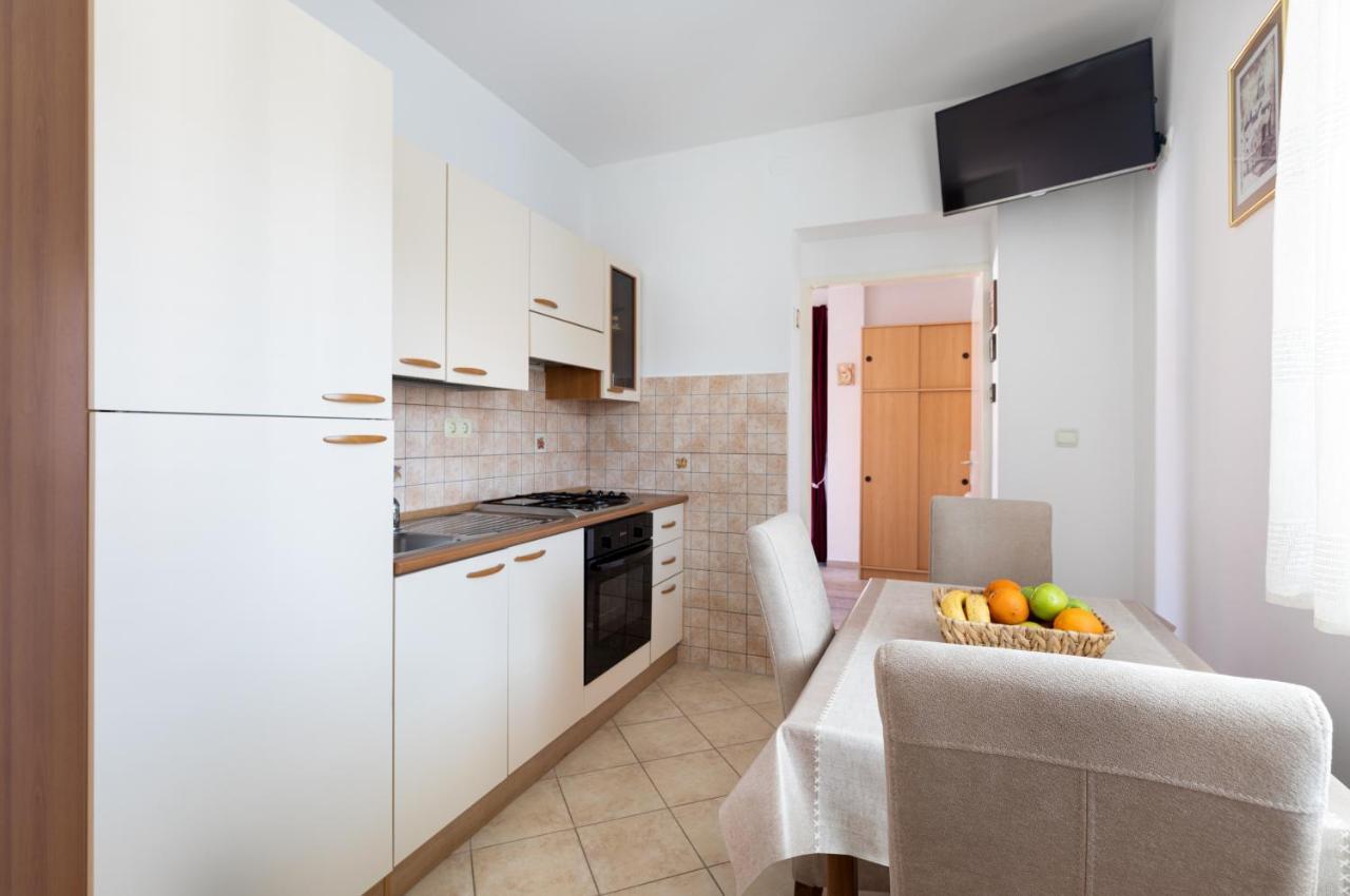 Cozy 1-Bedroom Apartment Near The Center Of Trogir Exteriör bild